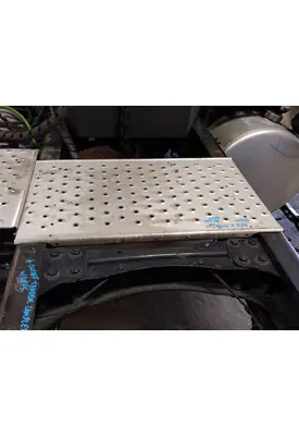 FREIGHTLINER CASCADIA 126 DECK (CATWALK) STEP