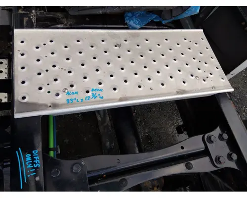 FREIGHTLINER CASCADIA 126 DECK (CATWALK) STEP