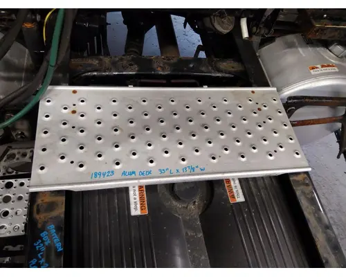 FREIGHTLINER CASCADIA 126 DECK (CATWALK) STEP