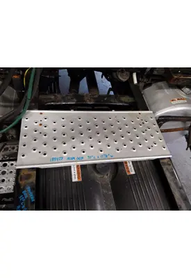 FREIGHTLINER CASCADIA 126 DECK (CATWALK) STEP