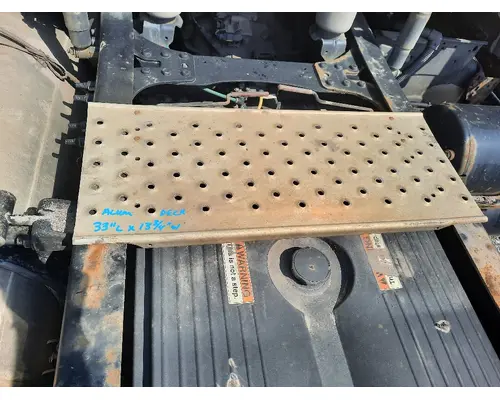 FREIGHTLINER CASCADIA 126 DECK (CATWALK) STEP