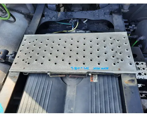 FREIGHTLINER CASCADIA 126 DECK (CATWALK) STEP