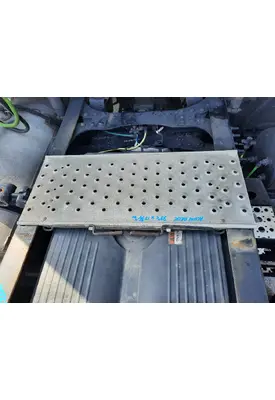 FREIGHTLINER CASCADIA 126 DECK (CATWALK) STEP