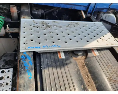 FREIGHTLINER CASCADIA 126 DECK (CATWALK) STEP