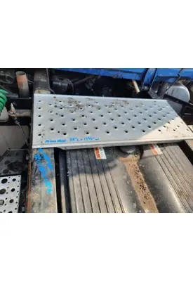 FREIGHTLINER CASCADIA 126 DECK (CATWALK) STEP