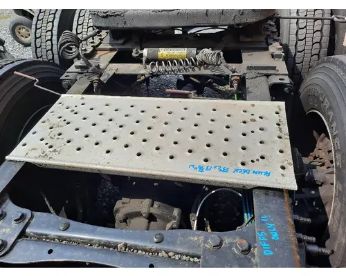 FREIGHTLINER CASCADIA 126 DECK (CATWALK) STEP