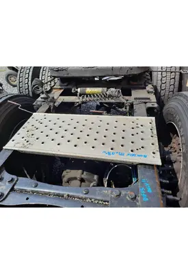 FREIGHTLINER CASCADIA 126 DECK (CATWALK) STEP