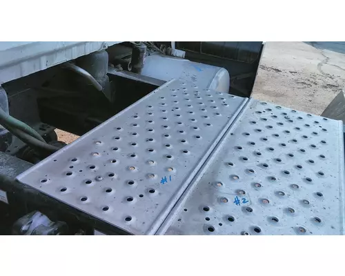 FREIGHTLINER CASCADIA 126 DECK (CATWALK) STEP