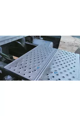 FREIGHTLINER CASCADIA 126 DECK (CATWALK) STEP