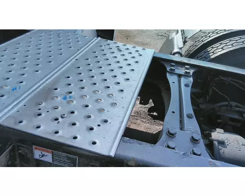 FREIGHTLINER CASCADIA 126 DECK (CATWALK) STEP