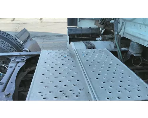 FREIGHTLINER CASCADIA 126 DECK (CATWALK) STEP