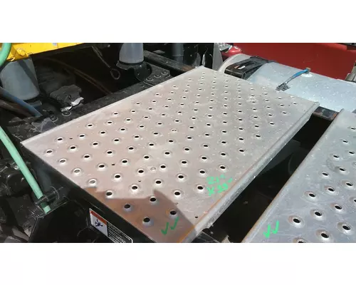 FREIGHTLINER CASCADIA 126 DECK (CATWALK) STEP