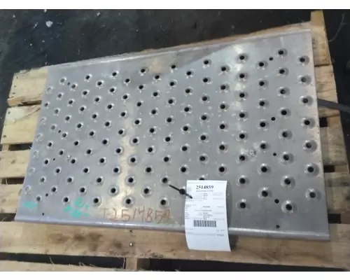 FREIGHTLINER CASCADIA 126 DECK (CATWALK) STEP