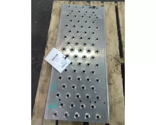 FREIGHTLINER CASCADIA 126 DECK (CATWALK) STEP
