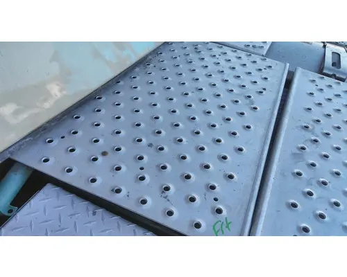 FREIGHTLINER CASCADIA 126 DECK (CATWALK) STEP