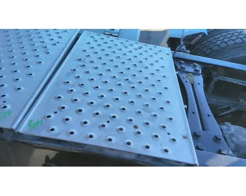 FREIGHTLINER CASCADIA 126 DECK (CATWALK) STEP