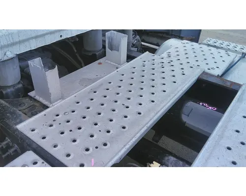 FREIGHTLINER CASCADIA 126 DECK (CATWALK) STEP