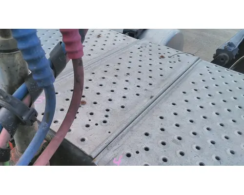 FREIGHTLINER CASCADIA 126 DECK (CATWALK) STEP