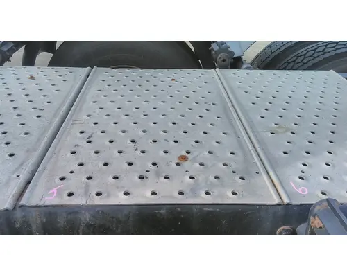 FREIGHTLINER CASCADIA 126 DECK (CATWALK) STEP