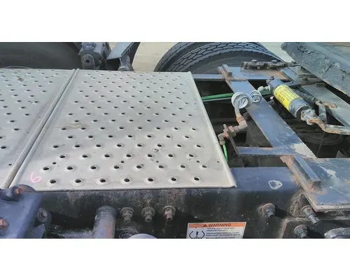 FREIGHTLINER CASCADIA 126 DECK (CATWALK) STEP