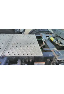 FREIGHTLINER CASCADIA 126 DECK (CATWALK) STEP