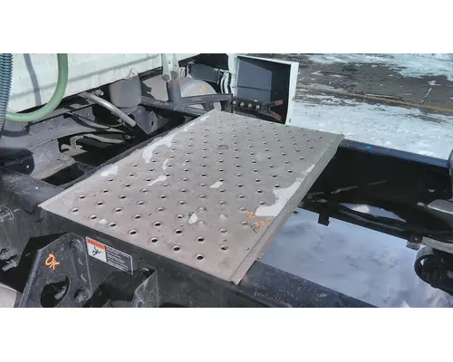 FREIGHTLINER CASCADIA 126 DECK (CATWALK) STEP