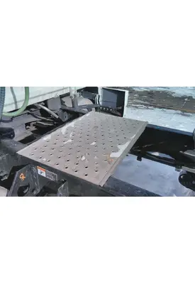 FREIGHTLINER CASCADIA 126 DECK (CATWALK) STEP