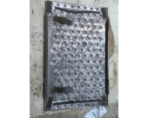 FREIGHTLINER CASCADIA 126 DECK (CATWALK) STEP