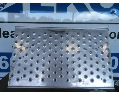 FREIGHTLINER CASCADIA 126 DECK (CATWALK) STEP