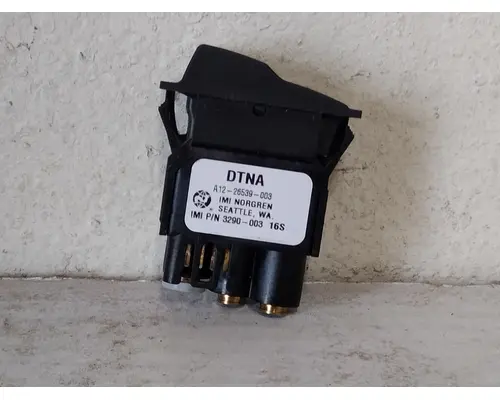FREIGHTLINER CASCADIA 126 DIFFERENTIAL LOCK SWITCH