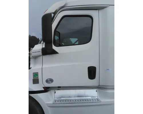 FREIGHTLINER CASCADIA 126 DOOR ASSEMBLY, FRONT