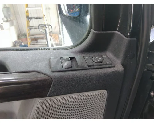 FREIGHTLINER CASCADIA 126 DOOR ASSEMBLY, FRONT