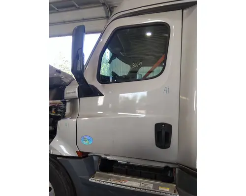 FREIGHTLINER CASCADIA 126 DOOR ASSEMBLY, FRONT