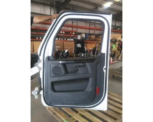 FREIGHTLINER CASCADIA 126 DOOR ASSEMBLY, FRONT