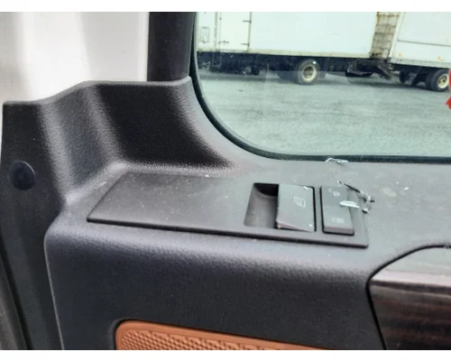 FREIGHTLINER CASCADIA 126 DOOR ASSEMBLY, FRONT