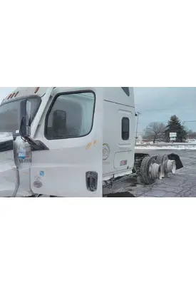 FREIGHTLINER CASCADIA 126 DOOR ASSEMBLY, FRONT