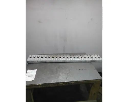 FREIGHTLINER CASCADIA 126 FAIRING STEP