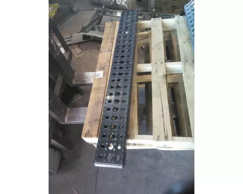 FREIGHTLINER CASCADIA 126 FAIRING STEP