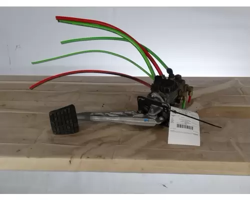FREIGHTLINER CASCADIA 126 FOOT PEDAL