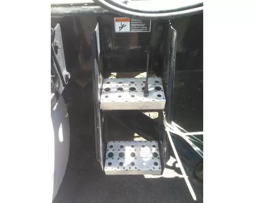 FREIGHTLINER CASCADIA 126 FRAME STEP