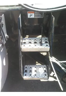 FREIGHTLINER CASCADIA 126 FRAME STEP
