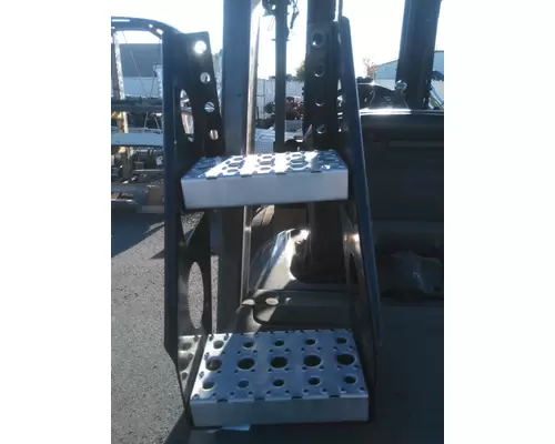 FREIGHTLINER CASCADIA 126 FRAME STEP