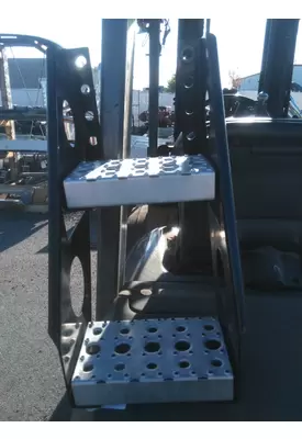 FREIGHTLINER CASCADIA 126 FRAME STEP