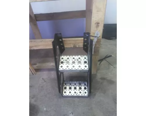 FREIGHTLINER CASCADIA 126 FRAME STEP