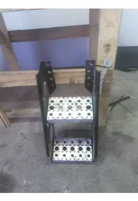 FREIGHTLINER CASCADIA 126 FRAME STEP