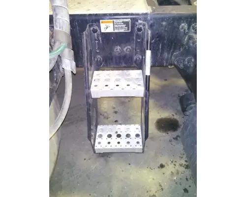 FREIGHTLINER CASCADIA 126 FRAME STEP
