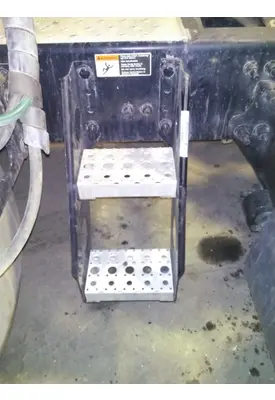 FREIGHTLINER CASCADIA 126 FRAME STEP