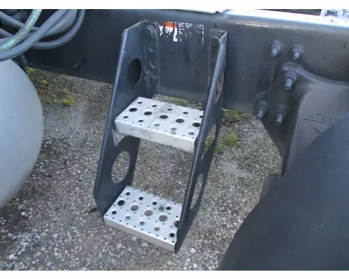 FREIGHTLINER CASCADIA 126 FRAME STEP