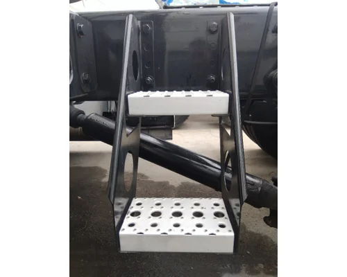 FREIGHTLINER CASCADIA 126 FRAME STEP