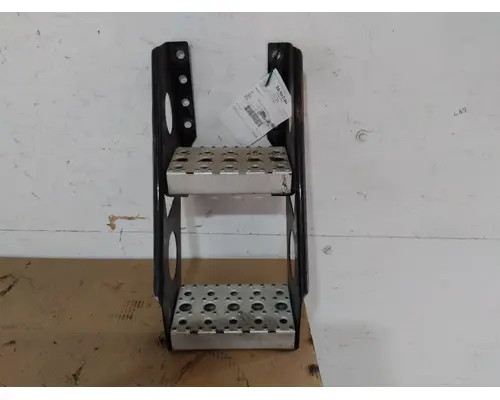 FREIGHTLINER CASCADIA 126 FRAME STEP